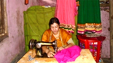 দারিদ্র্যকে জয় করলেন অদম্য রোজিনা আক্তার