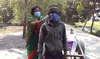 গ্রামে গ্রামে দিরাই পিএফজি মেম্বার মহিলা ভাইস চেয়ারম্যান রিপা সিনহার মাস্ক বিতরণ