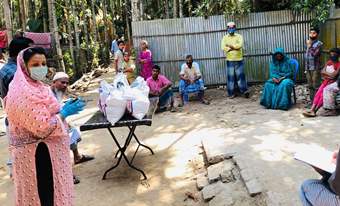 করোনা মহামারির এই দুঃসময়ে অসহায় ও সুবিধাবঞ্চিত মানুষের পাশে দাঁড়ালেন কক্সবাজারের রামু উপজেলার মহিলা ভাইস চেয়ারম্যান এবং সম্মানীত পিএফজি সদস্য আফসানা জেসমিনপ পপি।